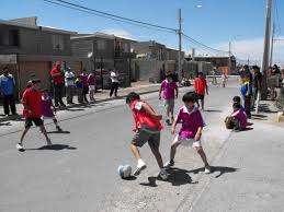 Descubra niños jugando calle imágenes de stock en hd y millones de otras fotos, ilustraciones y vectores en stock libres de regalías en la colección de shutterstock. Ninos Jugando Al Futbol En La Calle