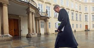 Jun 08, 2021 · kancelář prezidenta republiky loni vynaložila ze státního rozpočtu 654,4 milionu korun, což bylo proti schválenému rozpočtu o 235 milionů korun víc. Babis Na Hrad Ano Proc Ne Bleskove Cz