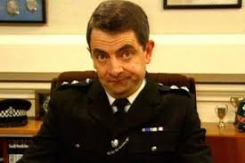 Beanként ismert rowan atkinson személye garancia a fanyar angol humor kedvelőinek a remek szórakozásra. Rowan Atkinson Joins The Police In The Thin Blue Line British Classic Comedy