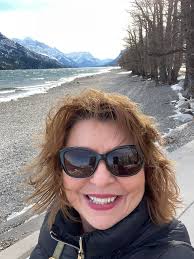 Who is operating the kitchen at the golf course this year?