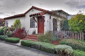 House In San Leandro United States Reminiscent Of The Bungalow Courts In Southern California This Uniq Spanish Style Homes Mediterranean Homes Spanish Style
