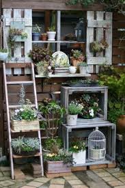 Spektakulare Diy Deko Mit Alten Holzkisten Wie Man Sie Kreativ Wiederverwendet Gartenprojekte Gartenspiegel Indoor Pflanzen Dekor