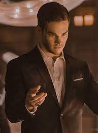 He's been trapped in a prison. Miss Me Schauspieler Gute Schauspieler Chris Wood
