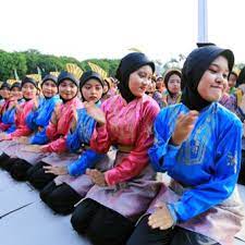 Pola lantai vertikal lurus pada pola lantai ingin penari membentuk garis vertikal yaitu garis lurus dari depan ke belakang atau sebaliknya pola lantai pola lantai dibuat untuk memperindah pertunjukan karya seni tari oleh karena itu dalam pembuatan pola lantai harus memperhatikan beberapa hal. Pola Lantai Pengertian Tujuan Dan Jenisnya Halaman All Kompas Com