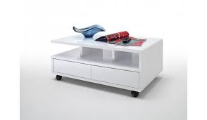 Déclinée dans de multiples styles, la table basse à roulettes fait partie des meubles tendance. Table Basse Blanche Sur Roulettes Avec Tiroirs Pour Salon