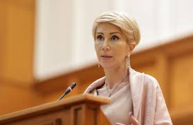 May 28, 2021 · raluca turcan a fost prezentă, joi, la pitești, în vizită la uzina dacia de la mioveni, casa județeană de pensii şi agenția pentru plăți şi inspecție socială şi ajofm argeș. De Ce S A Scandalizat De Fapt ToatÄƒ Lumea La Poza Cu Raluca Turcan È™i Fata Care Ii È›inea Umbrela Cine Mai Apare In Fotografie Impact