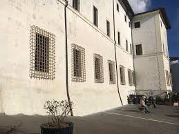 قصر في روما، إيطاليا (ar); Ariccia Ripulita La Facciata Di Palazzo Chigi Il Comune Ha In Progetto Di Installare Altre Videocamere In Citta