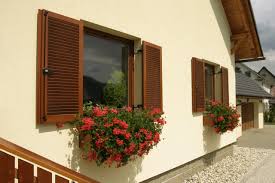 Design moden sebegini sebenarnya memberi peluang kepada pemaju menjana keuntungan. Shutters Kayu Di Tingkap 31 Foto Bagaimana Membuat Reka Bentuk Louvre Kayu Untuk Memberikan Tangan Mereka Sendiri Ulasan