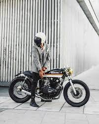 Gambar Mungkin Berisi Satu Orang Atau Lebih Sepeda Motor Dan Luar Ruangan Suzuki Cafe Racer Cafe Racer Cb400 Cafe Racer