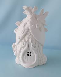 Diy é a sigla da expressão em inglês do it yourself, que significa faça você mesmo, na o diy teria começado a se popularizar a partir da década de 1970, com a disseminação de ideais. Bisque Ceramic Fairy House Dragonfly House Diy Ceramics Painting Project Ceramic Painting Ceramic Bisque Diy Painting