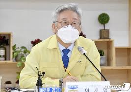소병훈 더불어민주당 의원이 22일 문재인 대통령 방미와 관련, 문 대통령 귀국 길에 주요 수행원 중 한 사람은 중국에 들러 회담과 관련해서 설명을 해줬으면 좋겠네요라고 글을 올려 논란이 일었다. ì´ìž¬ëª… 2ì°¨ìž¬ë‚œì§€ì›ê¸ˆ ì „êµ­ë¯¼ ì§€ê¸‰ ê´€ì² í•´ë‹¬ë¼ ì†Œë³'í›ˆ ì'ì› ë¨¸ë‹ˆíˆ¬ë°ì´