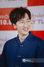 Lee kwang soo is an amazing actor as well plz support him he is such a nice person ❤. Lee Kwang Soo S Mom Gives Him The Most Heartwarming Surprise On His Last Day Of Filming Running Man Koreaboo