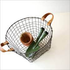 ワイヤーバスケットの作り方 皮ののハンドルを付けると これまたとっても可愛くなりますね 持ち運びにもとっても便利です バスケット キッチン 収納 diy 100均 ワイヤークラフト 作り方