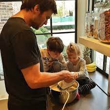 Patriots quarterback tom brady says his 3 kids, jack, benjamin, and vivian, all helped him grow. Tom Brady Is A Pancake Master Tom Brady Promi Style Beauty Tipps