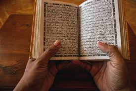 Surah ini terdiri dari 5 ayat yang seluruhnya diturunkan di kota makkah. Arti Surat Al Maun Kandungan Dan Asbabun Nuzulnya Kumparan Com