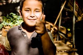 Tiene en la mano un naipesueño..