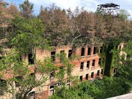 Ein baumkronenpfad über einem lost place. Baumkronenpfad Beelitz Heilstatten Lost Place Von Oben Dinosontour De
