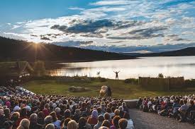 At the theatre venue by lake gålåvatnet, the professional theatre meets professional musicians and 80 local amateur actors, and the result is one of. The Peer Gynt Play Taking Place In The Very Nature Of The Local Per Gynts Environment Www Peergynt No Norge Lillehammer Sommer
