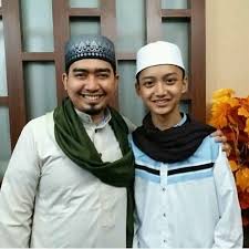Ia berpindah dari agama katolik roma ke islamsebelum menikah dengan gibran. Biodata Gus Azmi Askandar Profile Lengkap Biografi Keluarga Fakta Dan Foto Seleb Squad