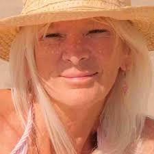 Traditional Publishing vs. Self-Publishing. Pros and Cons