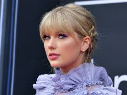 Today i'm going to be showing you how to look like taylor swift! Tracing Taylor Swift S Beauty Evolution From Country Curls To Bombshell Bangs Vogue