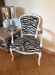 Relooker comme il faut ce vieil ancêtre, dans un style d'époque ou contemporain, nécessite tout de même un matériel adapté et une bonne comment procéder. Renovation Fauteuil Ancien