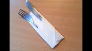 Pliage de serviette de table en papier en formede bateau de voilier. Plier Une Serviette En Range Couvert Decorer Une Table Pour Reception Youtube