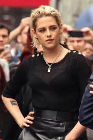Kristen stewart was born as kristen jaymes stewart on 9 april 1990, in los angeles, california, usa. Kristen Stewart S Platinum Bob Is Even Better With Dark Roots Vogue