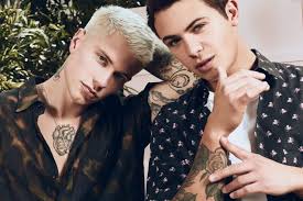 Età, carriera e vita privata dei due cantanti diventati famosi come youtuber e ora in vetta alle classifiche italiane. Benji Fede All Arena Di Verona Nel 2020 Un Viaggio Che Parte Dalle Nostre Camerette