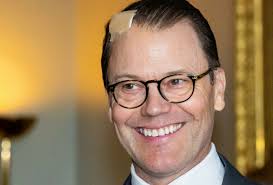 Prins Daniel med plaster i panna etter å ha fjernet et fødselsmerke