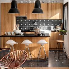 Monté sur quatre roues à sous le plan de travail en longueur, aucun meuble, de manière à ranger les tabourets et à circuler confortablement , sachant qu'il faut compter un espace de. Cuisine Moderne Et Pratique 20 Bonnes Idees Cote Maison