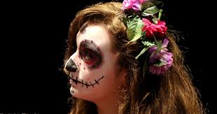 ハロウィンにも使える メキシコで一番人気の 女の子向け骸骨メイクの方法 を紹介します メキシコらしく 派手でカラフルなスタイルです 小顔効果もバッチリ スカルメイク スタイル 可愛い