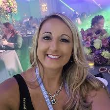 Kari Hanks's Instagram, Twitter & Facebook