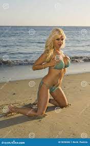 Blonde Frau, Die Ihre Brüste Auf Dem Strand Anhält Stockfoto - Bild von  kalifornien, frau: 5026506