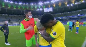 Lionel messi perde penalti incrivel em final da copa america centenario 2016. Messi Consuela A Neymar Llorando Justo Durante Las Celebraciones De Argentina Tras Ganar La Copa America