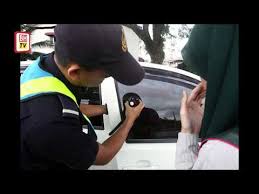 Dalam gelap, ia tidak dapat melihat apapun, dan hanya mendengar jeritan yang panjang. Cermin Gelap Hanya Pemandu Dikenakan Saman Nasional Berita Harian