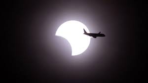 Une éclipse solaire (ou plus exactement une occultation solaire) se produit lorsque la lune se place devant le soleil, occultant totalement ou partiellement l'image du soleil depuis la terre. Eclipse Solaire Totale Aux Etats Unis Le 21 Aout