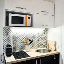 La Cuisine Parfaitement Equipee Du Studio Duplex De 19m2 Small Studio Apartments Studio Kitchen Kitchen Design Small