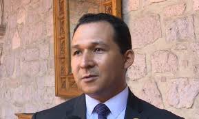 Necesitamos escuelas completas para todos !!/Erik Avilés