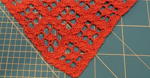 Hallo ihr lieben ,in diesem video zeige ich euch schritt für schritt wie ihr dieses tolle virustuch / dreieckstuch häkeln könnt.ich wünsche euch ganz viel sp. Dreieckstuch Hakeln Knopfsache