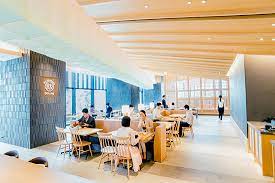この常盤橋タワーにある「tokyo torch terrace」は、地方の名店を中心に多様なグルメが楽しめる個性的な１３店舗が出店（日本初出店１店舗、東京初出店４店舗、新業態５店舗）するほか、店舗前には大規模広場「tokyo torch park」から続くテラス空間を整備している。 Trlkk5torairwm