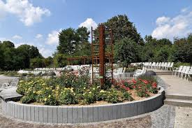 Today the garden contains a large japanese garden, a medicinal plant garden, rose garden. Trfihi Parks Parks Botanischer Garten Augsburg