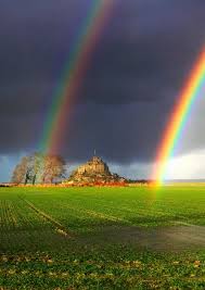 C'est un arc coloré avec le rouge à l'extérieur et le violet à l'intérieur. Rare Double Rainbow And Mont Saint Michel Island Normandy France Beautiful Rainbow Nature Rainbow Sky