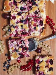 Dieser Blechkuchen Mit Wilden Gartenfruchten Und Mandelkrumeln Besteht Aus Einem Ruhrteig Mit Joghurt Und Das Macht Diesen Blechkuchen So Einzigartig Blechkuchen