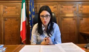 Dopo il diploma si è iscritta all'università di catania, presso la facoltà di filosofia, conseguendo la laurea specialistica in storia. Coronavirus Decreto Cura Italia Azzolina Il Ministro Non Ha Il Potere Di Chiudere Le Scuole Presto I Bandi Concorsi Scuola Tuttoscuola