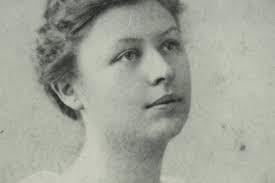 Catherine Pyle's Instagram, Twitter & Facebook