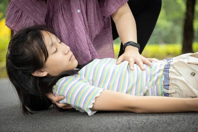 Nguyên nhân dẫn đến ngất xỉu là gì, nguy hiểm không & cách xử trí