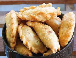Hanya menggunakan tepung, air dan minyak boleh menghasilkan karipap yang rangup. Karipap Inti Telur Hancur Resep Makanan Memasak Makanan Enak