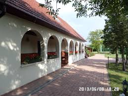 Facing the beachfront in balatonfenyves, balatoni retró villa has a garden and a private beach area. Fenyves Apartman Balatonfenyves Revngo Com