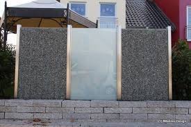 Eine ebenmäßige oberfläche sorgt für sicherheit beim treppensteigen und für den balkonschutz. Impressionen Von Exklusiven Sichtschutzelementen In Kombination Von Edelstahl Glas Und Stein Garden Fencing Garden Fence Cheap Fence